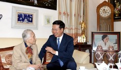 Ông Võ Văn Thưởng hỏi thăm sức khỏe đồng chí Nguyễn Thị Bình, nguyên Phó Chủ tịch nước, nguyên Bộ trưởng Bộ Giáo dục (1976-1987) nhân Ngày Nhà giáo Việt Nam 20/11. Ảnh: Tuyengiao.vn