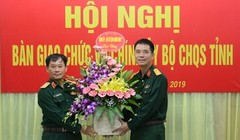 Thiếu tướng Trần Ngọc Tuấn, Phó Chính ủy Quân khu 2 (trái) chúc mừng Đại tá Nguyễn An Phong.