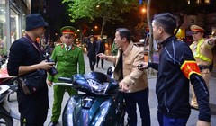 Một người chống đối việc thổi vào máy đo. Ảnh; Hiệp Bình.