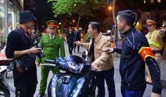 Một người chống đối việc thổi vào máy đo. Ảnh; Hiệp Bình.