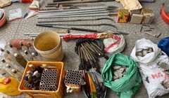 Số vũ khí, hung khí bị cơ quan Công an thu giữ trong vụ gây rối ở Đồng Tâm. Ảnh: Cơ quan Công an.