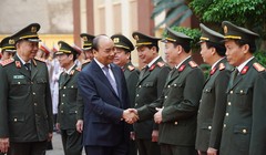 Thủ tướng Nguyễn Xuân Phúc đến kiểm tra công tác của lực lượng Cảnh vệ Công an nhân dân. Ảnh: VGP.