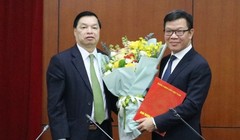 Phó Trưởng ban Tuyên giáo Trung ương Lê Mạnh Hùng (trái) trao Quyết định và tặng hoa chúc mừng ông Tống Văn Thanh. Ảnh: Tuyengiao.vn