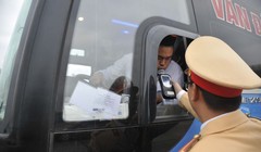 Kiểm soát nồng độ cồn của lái xe khi đi vào các tuyến cao tốc. Ảnh: Cục CSGT.