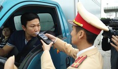 Đội tuần tra kiểm sát số 2 (Cục CSGT) kiểm tra nồng độ cồn của các lái xe đi vào cao tốc Hà Nội – Hải Phòng – Quảng Ninh. Ảnh: Hiệp Bình.