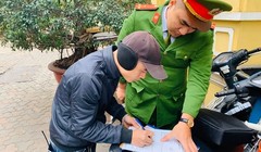 Chủ điểm trông giữ phương tiện vi phạm quy định về việc thu phí ký biên bản. Ảnh: Hiệp Bình.