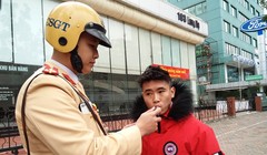 Lực lượng CSGT kiểm tra xử lý người tham gia giao thông vi phạm nồng độ cồn. Ảnh: Hiệp Bình