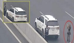 Ảnh cắt từ video ghi lại thời điểm cặp đôi dừng trên cao tốc để sống ảo. Ảnh: Facebook.