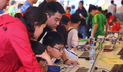 Việc chia sẻ vỡ lòng về an toàn trực tuyến từ những ngày đầu tiếp xúc với thiết bị công nghệ sẽ giúp con cởi mở hơn với cha mẹ về vấn đề này, đặc biệt là khi con lớn lên. Ảnh minh họa: Thục Vân.