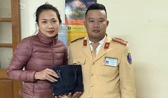 Chị Nguyễn Thùy Linh nhận lại tài sản tại Đội CSGT số 6. Ảnh: Hiệp Bình