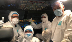 Các thành viên phi hành đoàn thực hiện chuyến bay đến Vũ Hán đón các công dân Việt Nam. Ảnh: VNA