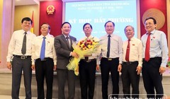 Ông Nguyễn Khắc Định - Ủy viên Trung ương Đảng, Bí thư Tỉnh ủy (thứ 3 từ trái qua) cùng các vị lãnh đạo tỉnh tặng hoa, chúc mừng ông Nguyễn Tấn Tuân (đứng giữa) được bầu làm Chủ tịch UBND tỉnh. Ảnh: Cổng thông tin điện tử tỉnh Khánh Hòa