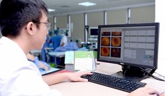 Cán bộ, y bác sĩ ngành y tế sử dụngcông nghệ hiện đại phục vụ cho việc khám chữa bệnh, tiết kiệm thời gian trong việc đưa ra chuẩn đoán và điều trị cho bệnh nhân. Ảnh: Viettel