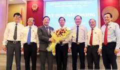 Ông Nguyễn Khắc Định - Ủy viên Trung ương Đảng, Bí thư Tỉnh ủy (thứ 3 từ trái qua) cùng các vị lãnh đạo tỉnh tặng hoa, chúc mừng ông Nguyễn Tấn Tuân (đứng giữa) khi vừa được bầu làm Chủ tịch UBND tỉnh trong kì họp bất thường ngày 21/2. Ảnh: Cổng thông tin