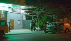 Các nhân viên của công ty điện gió được đưa đi cách ly trong đêm. Ảnh: Zing.vn