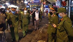 Công an quận Hoàn Kiếm hoàn thành cách ly toàn bộ người nghi nhiễm COVID-19. Ảnh: Hiệp Bình