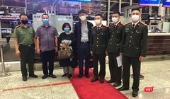 Công an Việt Nam bàn giao đối tượng lừa đảo (nữ) cho Công an quốc gia Hàn Quốc.