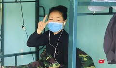 Công dân Việt Nam tại khu cách ly thuộc Trung tâm huấn luyện dự bị động viên (thuộc Bộ chỉ huy quân sự TP Đà Nẵng). Ảnh: Hồ Xuân Mai.