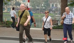 Nhiều khách du lịch đến Việt Nam thời điểm này không sử dụng các biện pháp phòng dịch. Ảnh chụp tại khu vực hồ Hoàn Kiếm - Anh Lê.