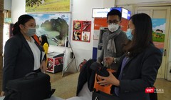 Mọi người dân bắt buộc đeo khẩu trang khi đến chỗ đông người. Ảnh: Anh Lê.