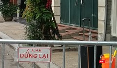 Nhiều người dân tỏ ra lo lắng dù mới chỉ di chuyển xung quanh vùng đang cách ly vì COVID-19. Ảnh: Anh Lê