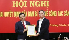 Ông Nguyễn Văn Bình - Ủy viên Bộ Chính trị, Bí thư Trung ương Đảng, Trưởng Ban Kinh tế Trung ương - trao Quyết định bổ nhiệm cho ông Nguyễn Đức Hiển. Ảnh: Ban Kinh tế Trung ương.

