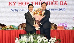 Chủ tịch HĐND tỉnh Nguyễn Xuân Sơn tặng hoa chúc mừng tân Chủ tịch UBND tỉnh Nghệ An Nguyễn Đức Trung. Ảnh: UBND tỉnh Nghệ An.