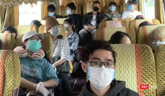 Đoàn người trên xe đến khu cách ly tại Pháp Vân - Tứ Hiệp. Ảnh: Anh Lê.