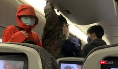 Các hành khách Việt Nam trên chuyến bay từ Mỹ về nước ngày 21/3. Ảnh minh họa: Anh Lê.