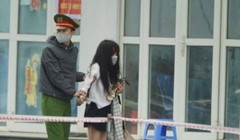 Cô gái định trốn khỏi khu chung cư bị cách ly được lực lượng công an thuyết phục quay trở lại. Ảnh: Hiệp Bình.