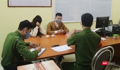 Các đối tượng vi phạm được mời về trụ sở Công an quận để làm việc. Ảnh: Hiệp Bình.