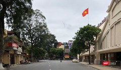 Chợ Đồng Xuân vắng lặng trong những ngày cách ly xã hội, khác hẳn với quang cảnh đông đúc, nhộn nhịp ngày thường.