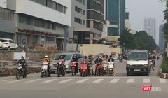 Những ngày gần đây, người dân Hà Nội có xu hướng ra đường trở lại. Ảnh chụp ngày 10/4.