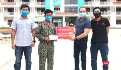 Đại diện Vietnamobile trao tặng sim Trọn đời tại điểm cách ly y tế tập trung trường Cao đăng Y tế Quảng Nam. Ảnh: Hoa Bùi