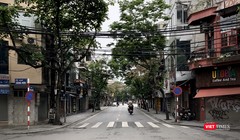 Sau khi có chỉ đạo của Thủ tướng về việc siết chặt việc thực hiện giãn cách xã hội, từ ngày 1/4/2020, các cửa hàng, cửa hiệu kinh doanh mặt hàng không thiết yếu đều phải đóng cửa.