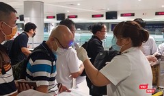 Kiểm dịch Y tế tại sân bay Tân Sơn Nhất. Ảnh: N.T.