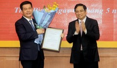 Ông Phạm Minh Chính - Ủy viên Bộ Chính trị, Bí thư Trung ương Đảng, Trưởng ban Tổ chức Trung ương - trao Quyết định, tặng hoa chúc mừng ông Nguyễn Hồng Diên. Ảnh: tuyengiao.vn