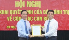 Ông Võ Văn Thưởng - Ủy viên Bộ Chính trị, Bí thư Trung ương Đảng, Trưởng Ban Tuyên giáo Trung ương - đã trao quyết định của Bộ Chính trị cho ông Nguyễn Hồng Diên. Ảnh: Tuyengiao.vn