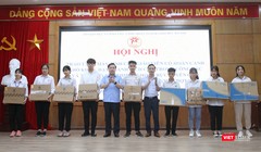 Giám đốc Sở GDĐT Hà Nội Chử Xuân Dũng và Hiệu trưởng trường THCS Thái Thịnh Nguyễn Cao Cường (đại diện nhà tài trợ) trao máy tính cho học sinh có hoàn cảnh khó khăn. Ảnh: Minh Ngọc.
