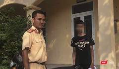 Nam thanh niên tại cơ quan công an (Ảnh An Bình)