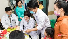 Các bác sĩ của Đại học Y Dược TP.HCM thực hiện khám lâm sàng cho các em nhỏ.