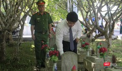 Đoàn thắp hương tại phần mộ các liệt sĩ đang an nghỉ tại Nghĩa trang liệt sĩ quốc tế Việt - Lào.