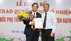 Thứ trưởng Bộ Y tế Nguyễn Trường Sơn  trao quyết định bổ nhiệm PGS.TS Đào Xuân Cơ. Ảnh: bachmai.gov.vn.