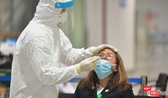 Nhân viên y tế lấy mẫu xét nghiệm COVID-19 (Ảnh: Hoàng Anh)