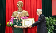 Tổng Bí thư, Chủ tịch nước Nguyễn Phú Trọng trao Huy hiệu 70 năm tuổi Đảng cho nguyên Tổng Bí thư Lê Khả Phiêu (ngày 25/8/2019)..