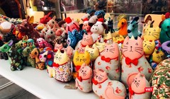 “Đàn thú nhồi bông” đầy màu sắc, được chăm chút từng đường kim, mũi chỉ dưới bàn tay tài hoa những người khuyết tật.