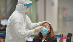 Nhân viên y tế lấy mẫu xét nghiệm COVID-19 (Ảnh: Hoàng Anh) 