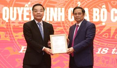 Trưởng Ban Tổ chức T.Ư Phạm Minh Chính trao quyết định điều động ông Chu Ngọc Anh. Ảnh: UBND TP. Hà Nội.