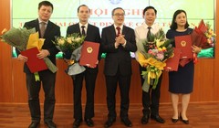 Thứ trưởng Phan Tâm trao quyết định cho các cán bộ. Ảnh MIC