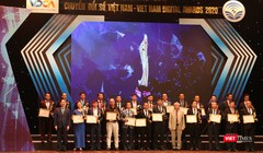 Đại diện các cơ quan nhà nước, doanh nghiệp chuyển đổi số xuất sắc nhận Cúp và Chứng nhận từ TS. Phan Xuân Dũng – Chủ nhiệm Ủy ban Khoa học, Công nghệ và Môi trường của Quốc hội và TS. Nguyễn Quân – Nguyên Bộ Trưởng Khoa học & Công nghệ, Chủ tịch Hội đồng Chung khảo Giải thưởng Chuyển đổi số Việt Nam 2020.